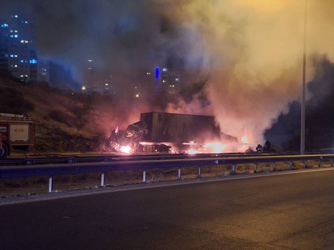 Çarpışan TIR’larda patlama oldu, yangın çıktı: 1 ölü, 1 yaralı 3